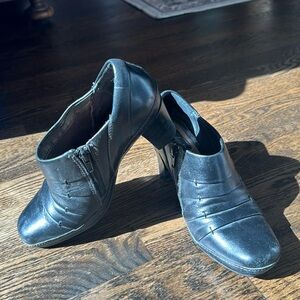 Clark’s Artisan Black leather Bootie